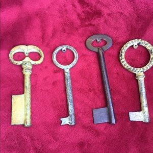 Decorative key set